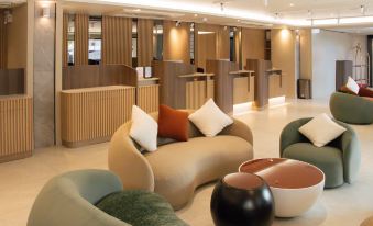 ห้องพักสไตล์อพาร์ตเมนต์กว้างขวางของ Hotel Holm Bangkok พร้อมเตียง King และตู้เย็น