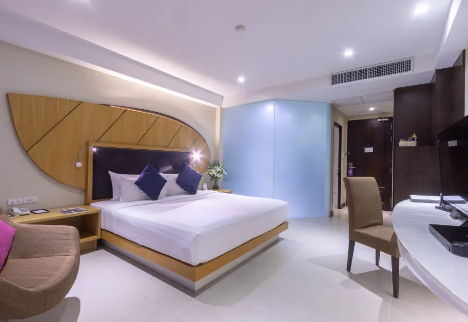 ห้อง Iconic Room ของ Hotel Icon Bangkok สไตล์สมัยใหม่ เตียง King เฟอร์นิเจอร์ไม้อบอุ่น