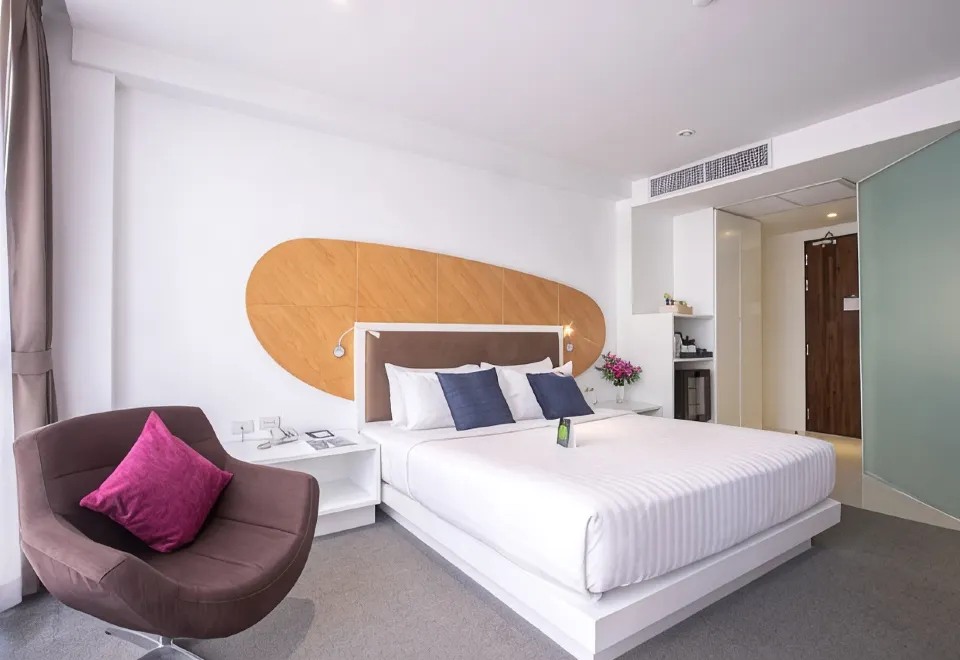 ห้อง Superior Room ของ Hotel Icon Bangkok สว่างสะอาด เตียง King และเก้าอี้นุ่ม