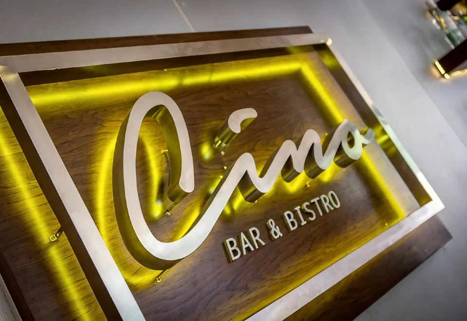Cino Bar and Bistro ของ Hotel Icon Bangkok ป้ายไฟสีทองบรรยากาศบาร์ร่วมสมัย