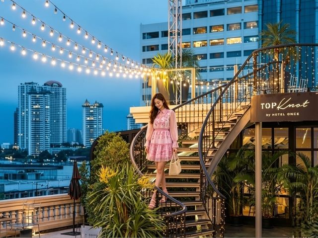 บรรยากาศห้องพักบูทีคสไตล์คลาสสิกของ Hotel Once Bangkok ผนังสีเขียวเข้ม เฟอร์นิเจอร์วินเทจ