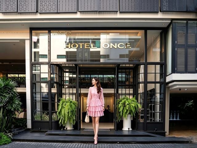 รูฟท็อปบาร์ Top Knot ของ Hotel Once Bangkok วิวแม่น้ำเจ้าพระยายามค่ำคืน