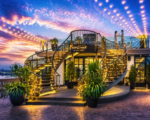 สระว่ายน้ำกลางแจ้งของ Hotel Once Bangkok ออกแบบสงบเรียบ เหมาะพักผ่อนยามเย็น