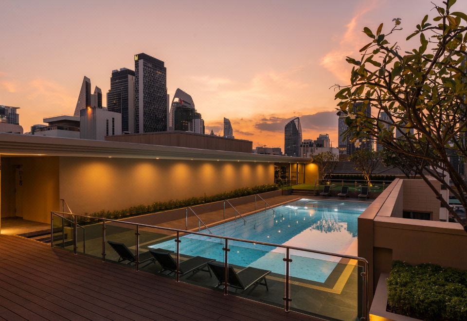 สระว่ายน้ำบนดาดฟ้าของ Hyatt Place Bangkok Sukhumvit 1 พร้อมวิวสกายไลน์กรุงเทพยามพลบค่ำ