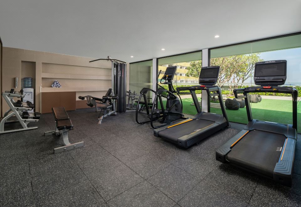 ฟิตเนสเซ็นเตอร์ของ Hyatt Place Bangkok Sukhumvit 1 ติดกระจกมองเห็นสระและสวน