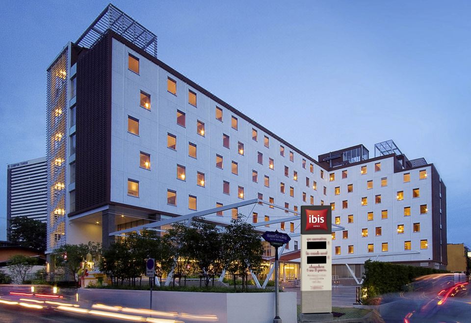 ล็อบบี้และพื้นที่ต้อนรับของ ibis Bangkok Sathorn ตกแต่งสไตล์ ibis สว่าง เรียบ ทันสมัย