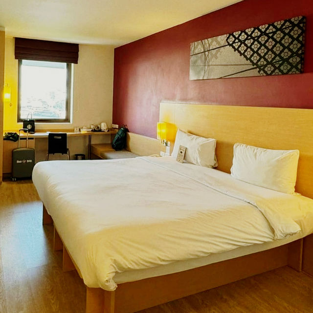 สระว่ายน้ำกลางแจ้งของ ibis Bangkok Riverside ริมแม่น้ำเจ้าพระยา มองเห็นวิวฝั่งตรงข้ามยามพลบค่ำ