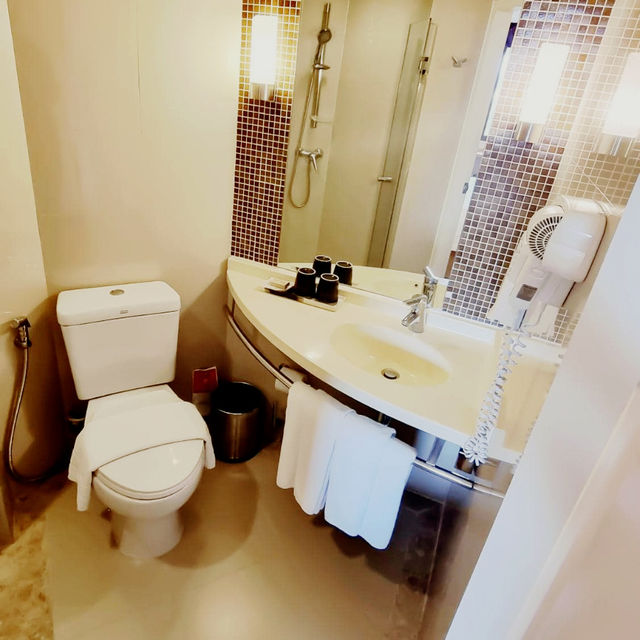 ห้องพัก Standard ขนาด 21 ตร.ม. ของ ibis Bangkok Riverside ตกแต่งสะอาดสว่าง เตียงนอนสบายมาตรฐาน ibis