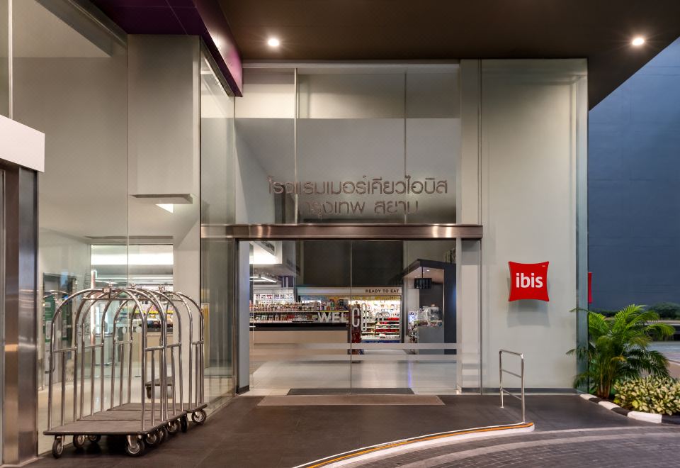 ห้องพักมาตรฐานของ ibis Bangkok Siam เตียงใหญ่ ผ้าปูขาว ตกแต่งเรียบทันสมัยสไตล์ ibis