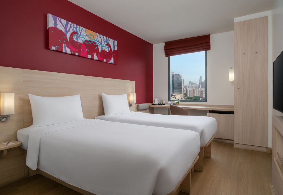 พื้นที่ส่วนกลางของ ibis Bangkok Siam โทนสีสว่างสไตล์โรงแรมเครือ Accor