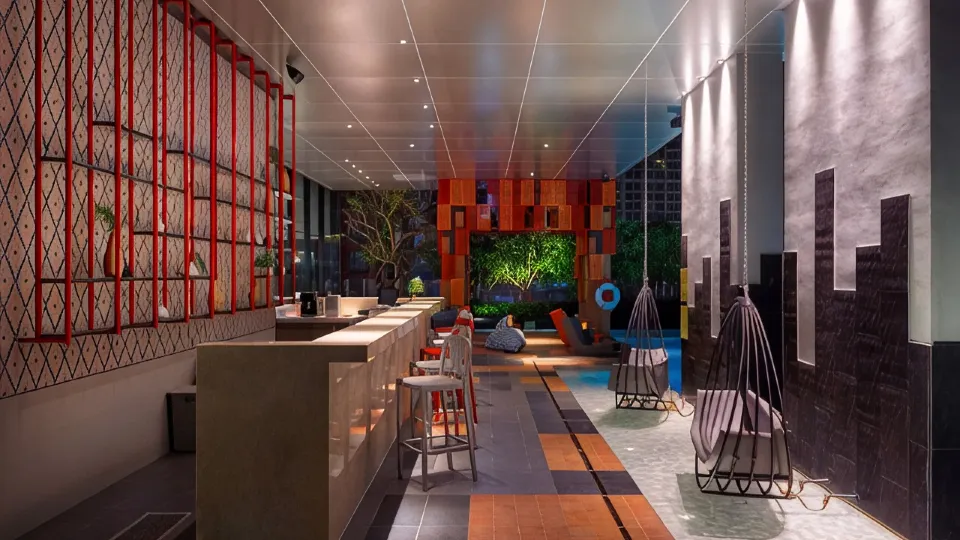 บริเวณสระว่ายน้ำและสิ่งอำนวยความสะดวก ibis Styles Bangkok Sukhumvit Phra Khanong