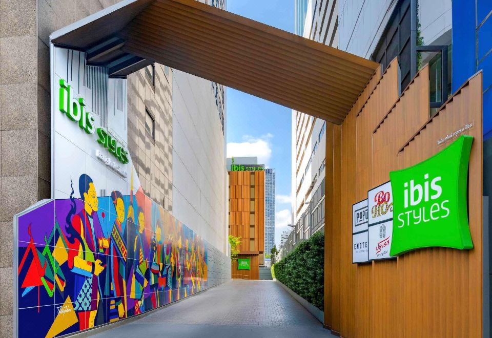 ห้องพักของ ibis Styles Bangkok Silom ตกแต่งสีสันสดใสสไตล์ ibis Styles เตียงใหญ่ ผ้าปูขาว