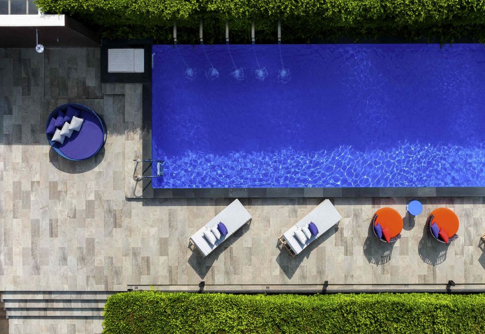 สระว่ายน้ำลอยฟ้าบนดาดฟ้าของ ibis Styles Bangkok Silom พร้อมวิวเมือง