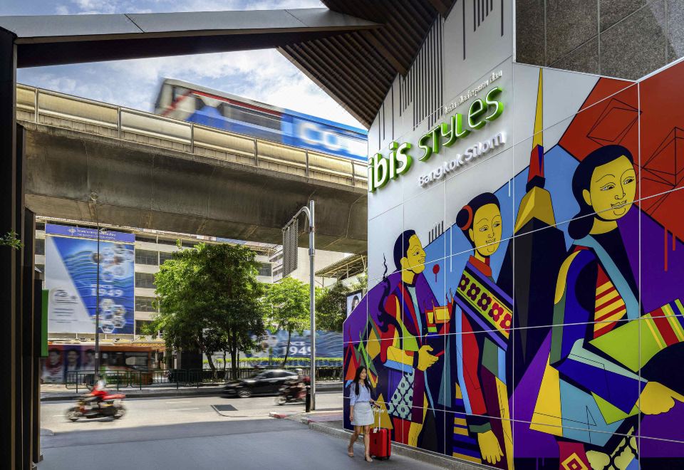 พื้นที่ส่วนกลางและมุมนั่งเล่นโทนสีสดใสของ ibis Styles Bangkok Silom