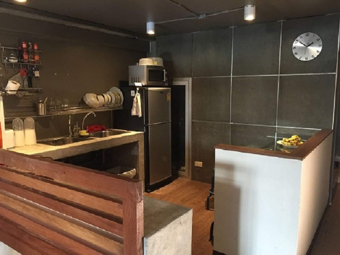 เตียงในห้องดอร์มของ In a Box Hostel จัดเป็นเตียงสองชั้นพร้อมพื้นที่เก็บของส่วนตัว