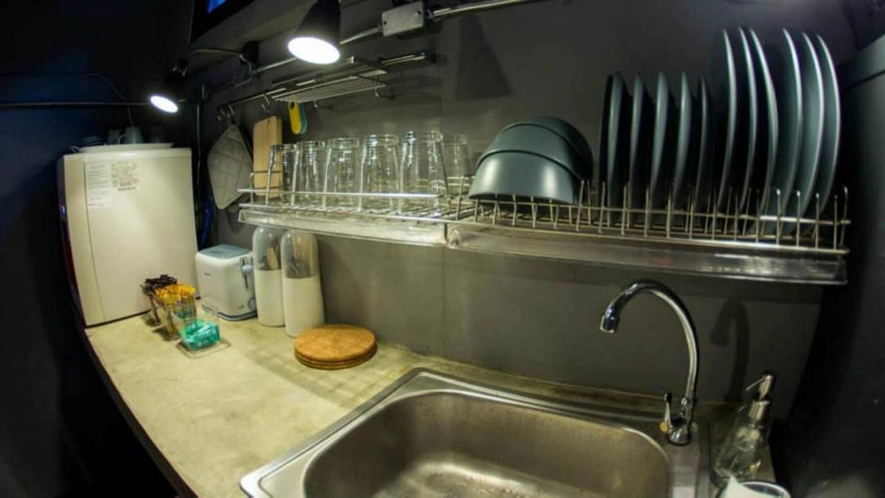 ห้องส่วนตัวของ In a Box Hostel โทนเรียบสะอาด เหมาะกับนักเดินทางที่ต้องการความเป็นส่วนตัว