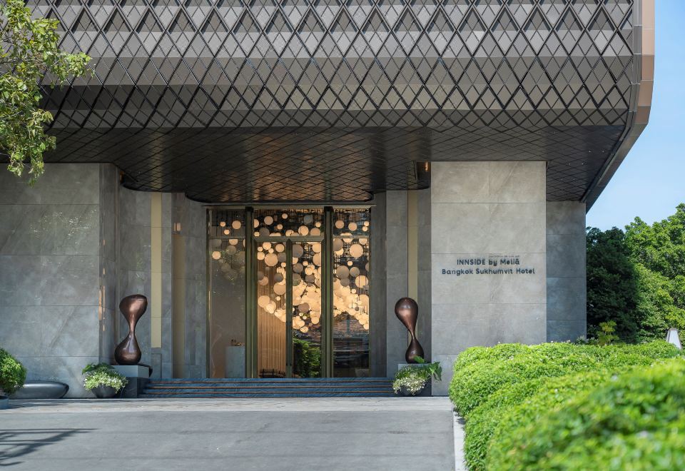 ห้องพักของ INNSiDE by Meliá Bangkok Sukhumvit โทนขาวสะอาดตา เฟอร์นิเจอร์สี rose gold หน้าต่างกระจกบานใหญ่