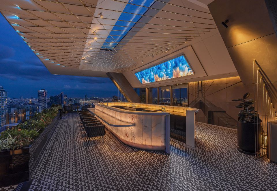 บาร์ทาปาส LUZ Bangkok บนชั้นสูงของ INNSiDE by Meliá มองเห็นวิวเมืองกรุงเทพ