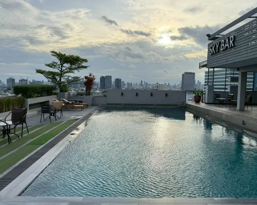 Rooftop outdoor pool at Bangkok Inter Place hotel, Hua Mak Bang Kapi, 300 m from Rajamangala National Stadium