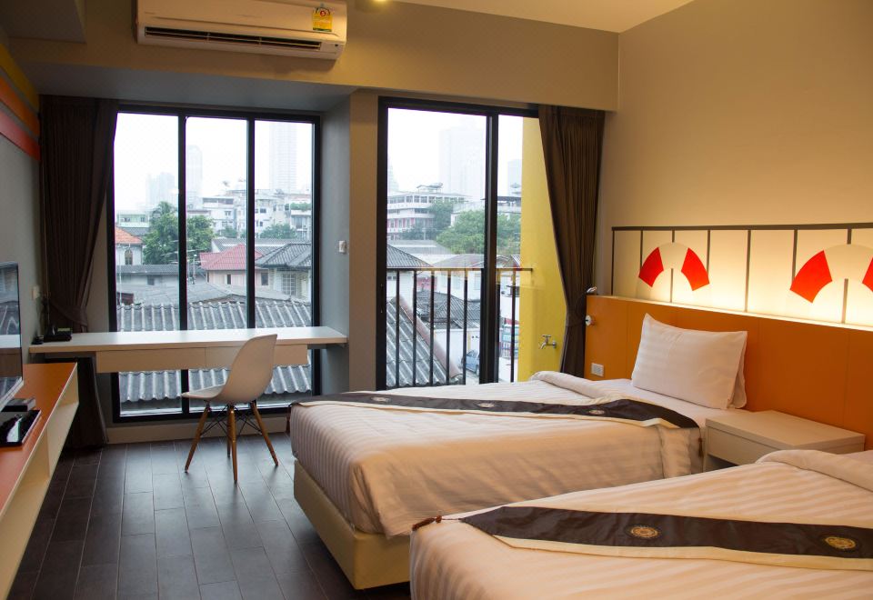 ห้องพักของ iSanook Bangkok ตกแต่งสะอาด เรียบง่าย มีระเบียงส่วนตัวและวิวเมือง