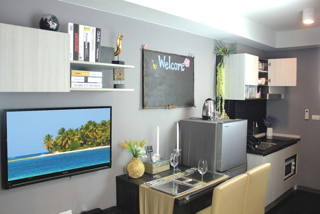 ห้องพักโทนอบอุ่นเตียงนุ่มสะอาด เหมาะกับการอยู่ยาวในย่านจตุจักร