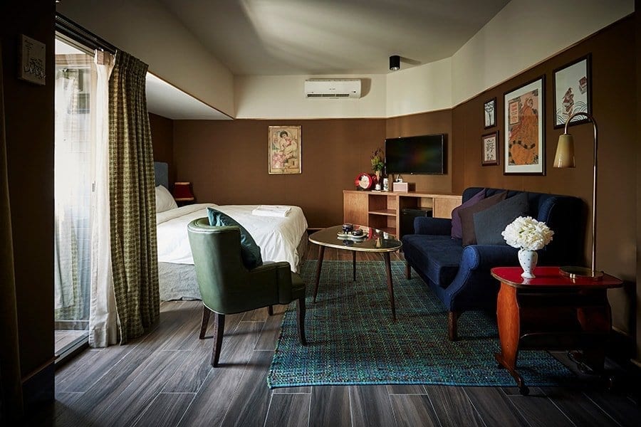 มุมตกแต่งและสระว่ายน้ำสีพาสเทลของ Josh Hotel จุดถ่ายรูปยอดนิยมในย่านอารีย์