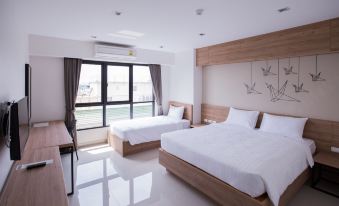 ห้อง Deluxe ของ The Journey Hotel Laksi พื้นที่ 50 ตร.ม. มีโซฟาและมุมนั่งเล่น