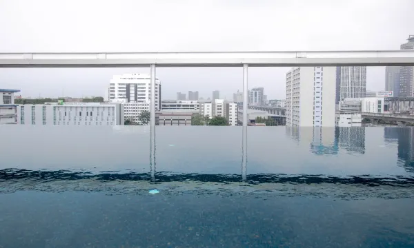สระว่ายน้ำกลางแจ้งของ Kepler Residence Bangkok ล้อมรอบด้วยต้นไม้ในบรรยากาศเงียบสงบ