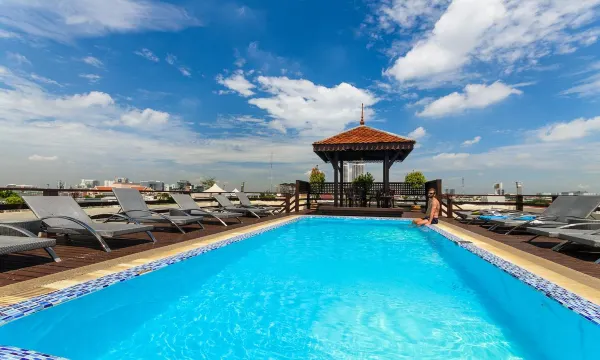 สระว่ายน้ำบนดาดฟ้าของ Khaosan Palace Hotel กรุงเทพ มองเห็นวิวย่านบางลำพู