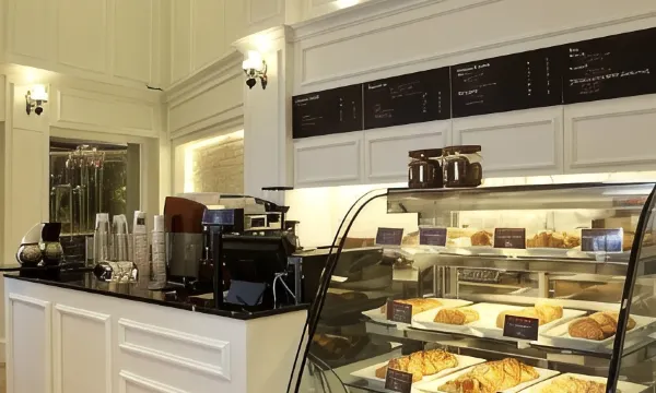 ร้านอาหารและบาร์ภายในโรงแรม Khaosan Palace Hotel ถนนข้าวสาร
