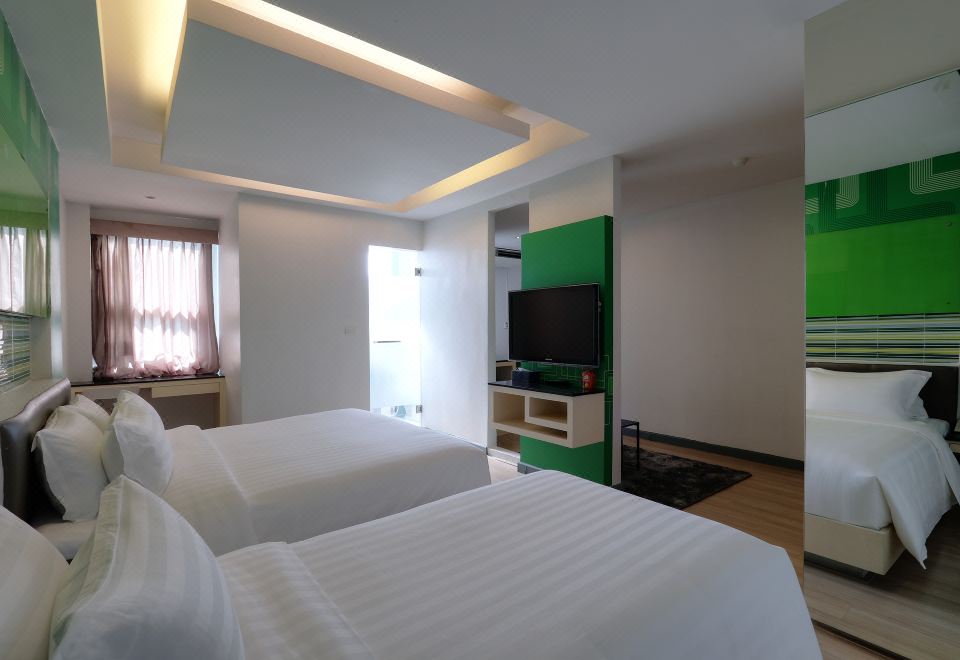 Deluxe King room at Klassique Sukhumvit Hotel Bangkok — king bed, clean linen, contemporary furnishings