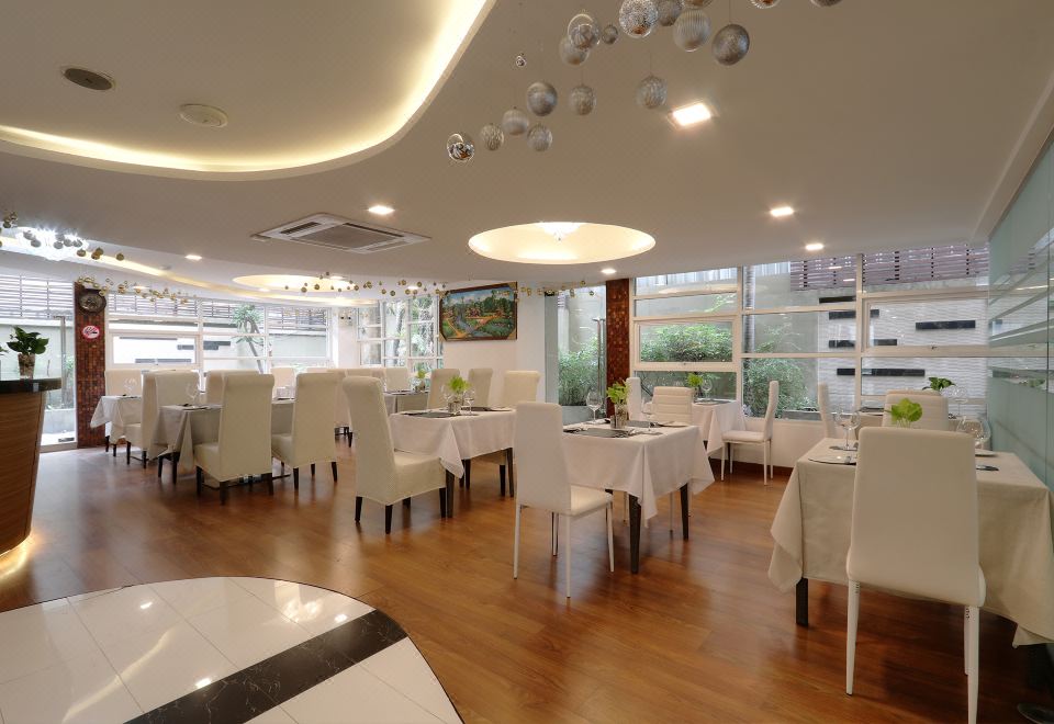 In-house bar and lounge area at Klassique Sukhumvit Hotel Bangkok