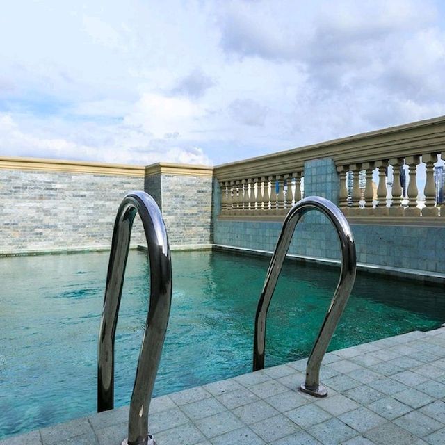 สระว่ายน้ำดาดฟ้า The LA49 Hotel ราวบัวหินสีเทา บรรยากาศเงียบสงบกลางย่านสุขุมวิท