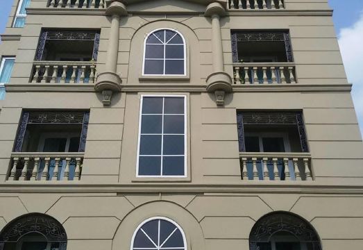 ด้านหน้าอาคาร The LA49 Hotel สถาปัตยกรรมสไตล์ยุโรปคลาสสิก บัวแบลโคนีประดับตกแต่ง