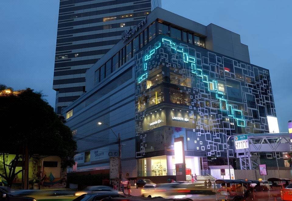 โซนนอนแบบแคปซูลของ LAF Hotel Aree ย่านอารีย์ มีไฟอ่านหนังสือและปลั๊กชาร์จในเตียง