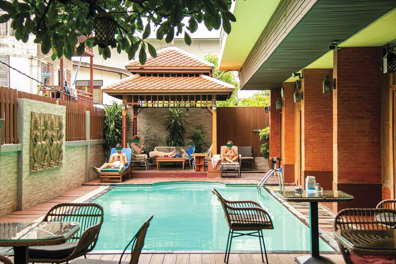 ห้องพักสไตล์ไทยของ Lamphu Tree House ตกแต่งด้วยไม้สักเก่า ผ้าไหม และงานไทยโบราณ
