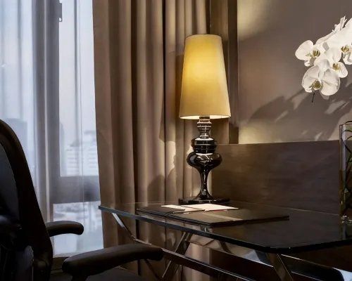ห้องพักของ The Landmark Bangkok ตกแต่งสไตล์คลาสสิก เตียงใหญ่สะอาด