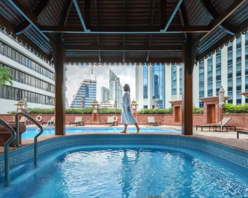 สระว่ายน้ำกลางแจ้งของ The Landmark Bangkok ชั้นกลาง ล้อมด้วยวิวเมืองสุขุมวิท