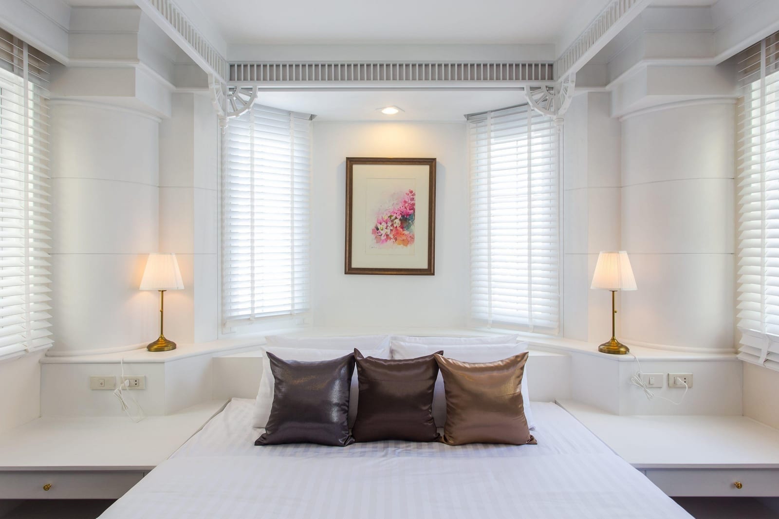 ห้องพักของ The Ritz Aree (The Lek Aree) ตกแต่งสไตล์วิลล่าเก่า เพดานสูง พื้นไม้ขัดเงา ห้องกว้างโปร่ง