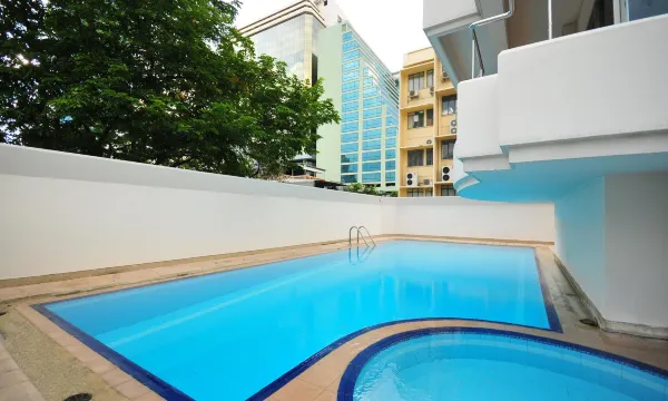 สระว่ายน้ำกลางแจ้งและลาน pool deck ของ Le Siam Hotel Silom ย่านสีลม กรุงเทพ