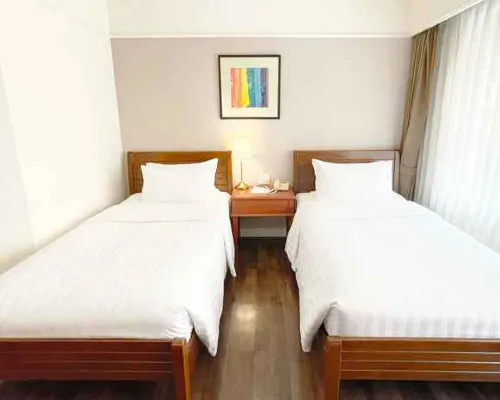 ห้องพักของ Le Siam Hotel Silom ตกแต่งด้วยเฟอร์นิเจอร์สักไม้โทนอบอุ่น