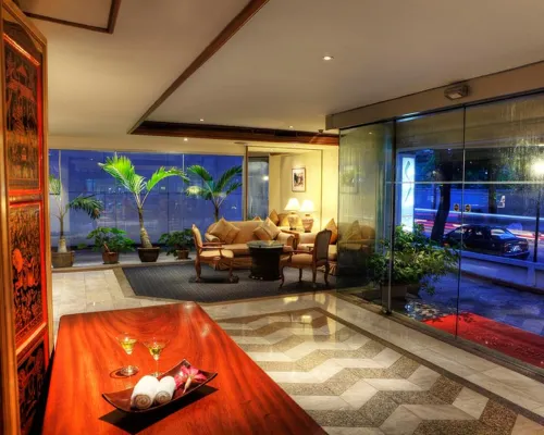 มุมพักผ่อนบริเวณสระว่ายน้ำของ Le Siam Hotel Silom by PCL