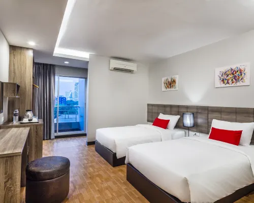 สระว่ายน้ำกลางแจ้งของ Livotel Hotel Hua Mak Bangkok ย่านหัวหมาก บางกะปิ