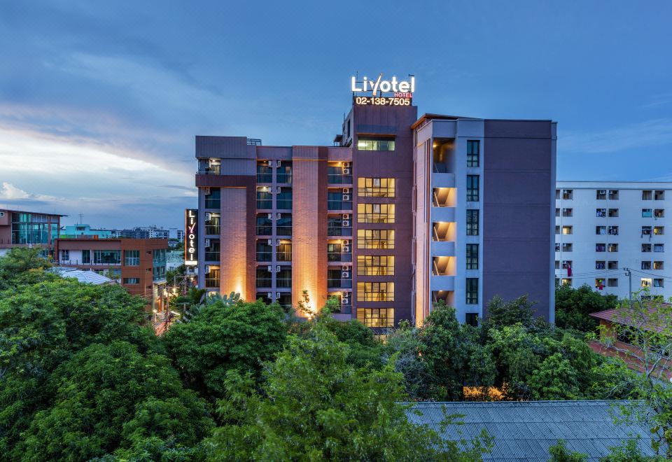 ด้านหน้า 130 Hotel & Residence Bangkok ซอยลาดพร้าว 130 บางกะปิ