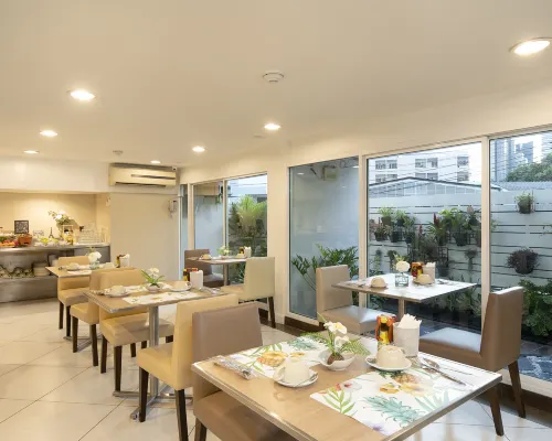 บริเวณร้านอาหารและห้องอาหารเช้าของ Bangkok Loft Inn ย่านตลาดพลู-วงเวียนใหญ่