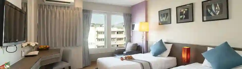 ทางเข้าและล็อบบี้ด้านนอกของ Bangkok Loft Inn บนถนนสมเด็จพระเจ้าตากสิน ธนบุรี