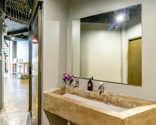 ห้องพัก Loftel 22 Hostel โทนอิฐเปลือยและโลหะ สไตล์ Industrial-Loft ย่านตลาดน้อย กรุงเทพ