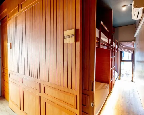 รูฟท็อปเทอเรซของ Loftel 22 Hostel วิวย่านตลาดน้อย-เยาวราช กรุงเทพ