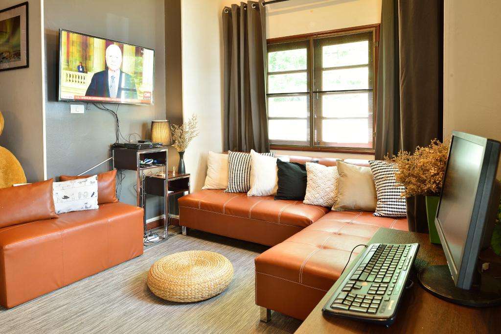 พื้นที่นั่งเล่นและครัวรวมของ Lost and Found B&B กรุงเทพ บรรยากาศโฮมมี่สไตล์บ้านในซอยอารีย์