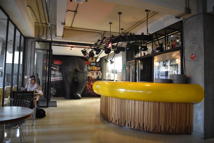 พื้นที่บาร์และส่วนกลางของ Lub d Bangkok Silom โต๊ะเก้าอี้เหลืองสดใส บรรยากาศสังสรรค์